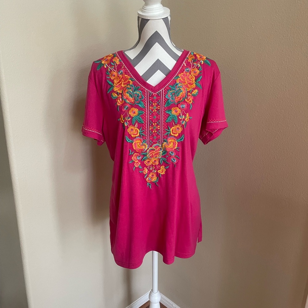 L&B Embroidered V-Neck Short Sleeve Shirt - Top - Size: Large